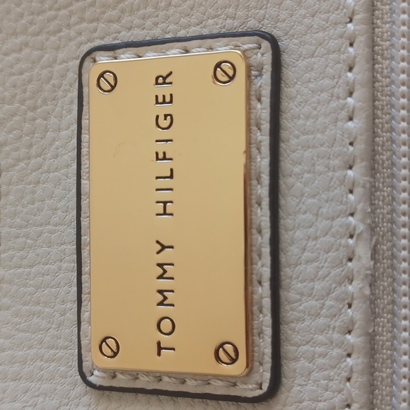 TOMMY HILFIGER Cream Pebbled Crossbody Bag With Inside & Outside Pockets - Picture 8 of 14